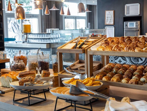 Daily buffet breakfast (EUR 20 per person)