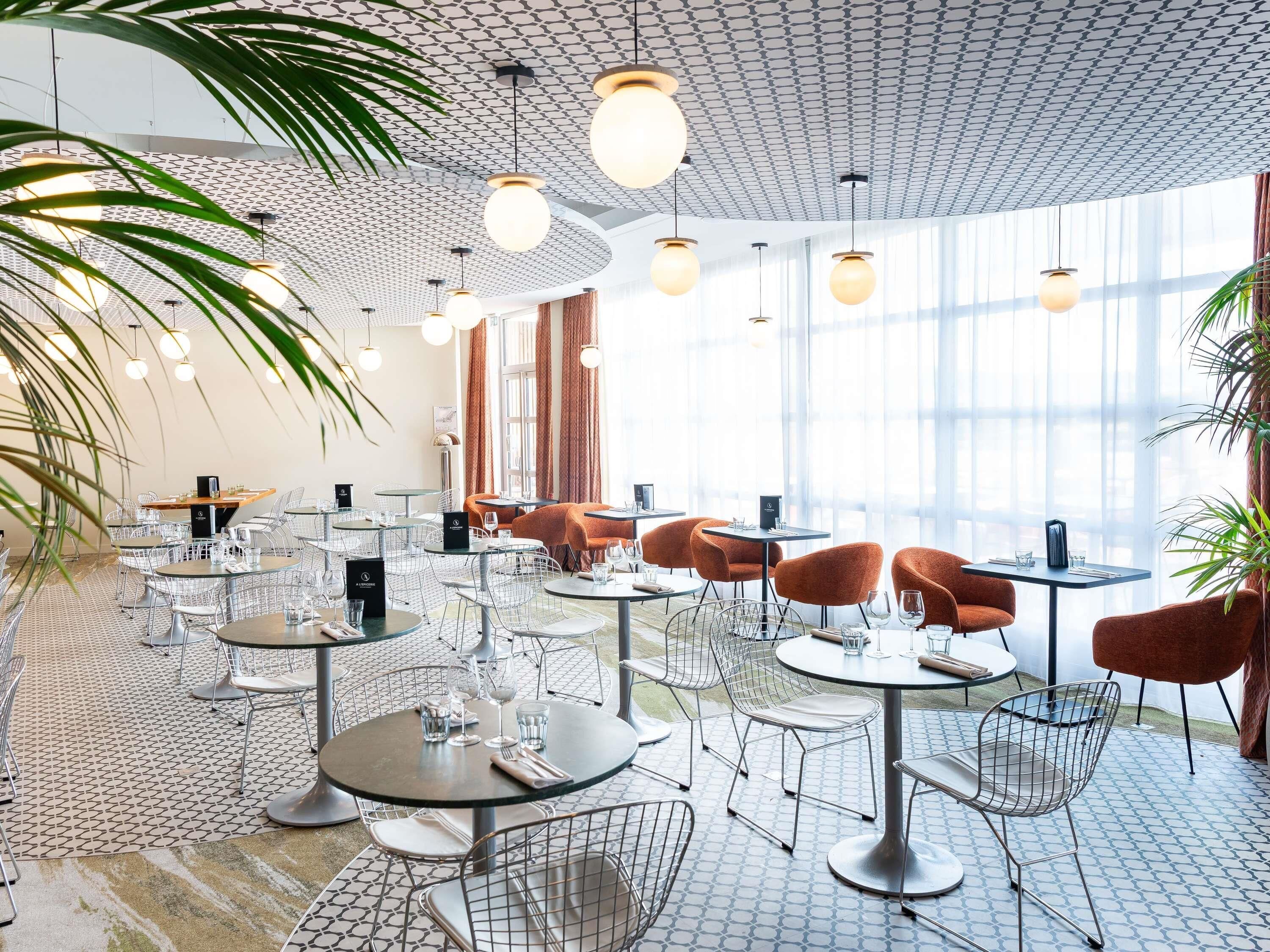 2 restaurants; lunch and dinner served 