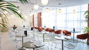 2 restaurants; lunch and dinner served