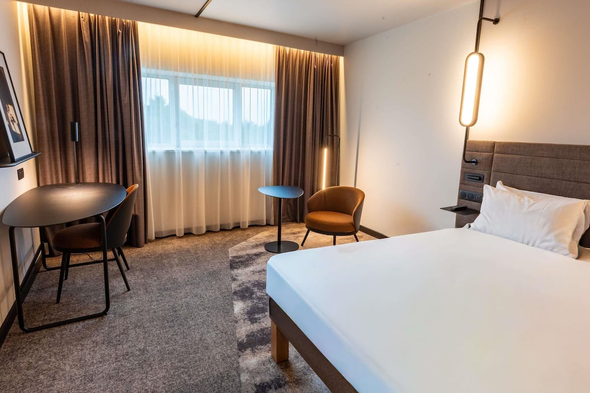 Premium bedding, minibar, in-room safe, desk
