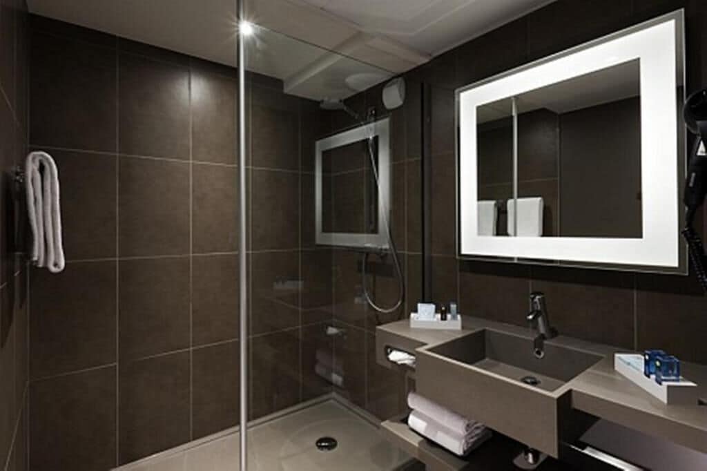 Superior Room, 1 Double Bed (Golf Course View) | Bathroom | Eco-friendly toiletries, hair dryer, towels