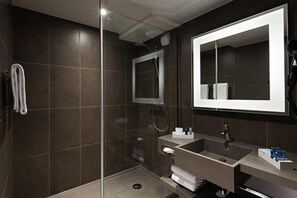 Superior Room, 1 Double Bed (Golf Course View) | Bathroom | Eco-friendly toiletries, hair dryer, towels