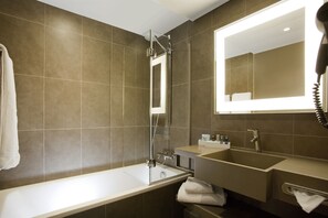 Articles de toilette écologiques, sèche-cheveux, serviettes fournies
