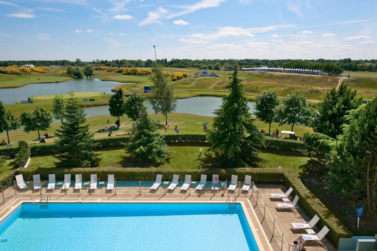 Executive-huone, 1 keskisuuri parisänky | Ylelliset vuodevaatteet, minibaari, tallelokero huoneessa, työpöytä