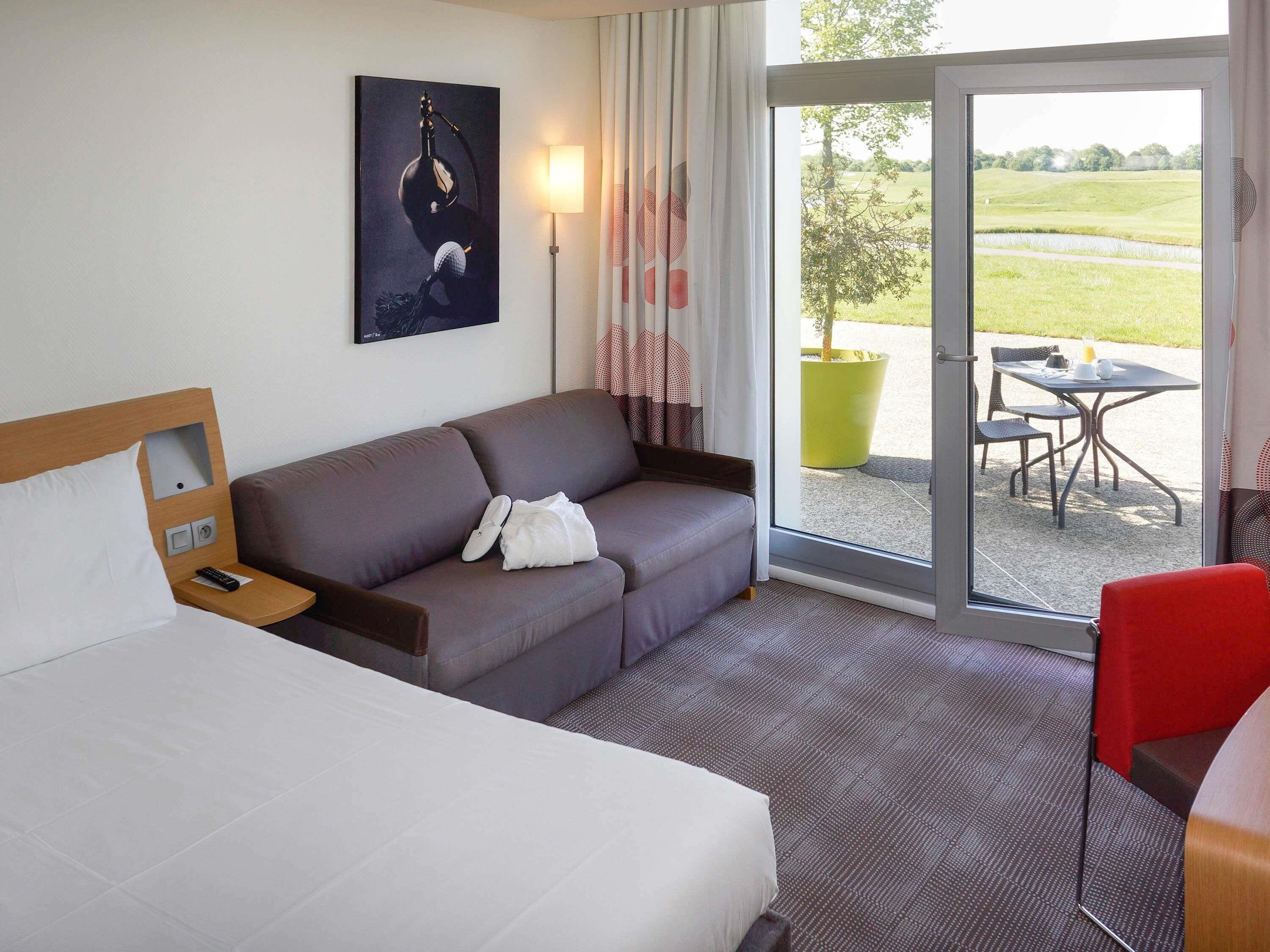 Deluxe-værelse - 1 dobbeltseng - handicapvenligt (Golf course view) | Premium-sengetøj, minibar, pengeskab på værelset, skrivebord