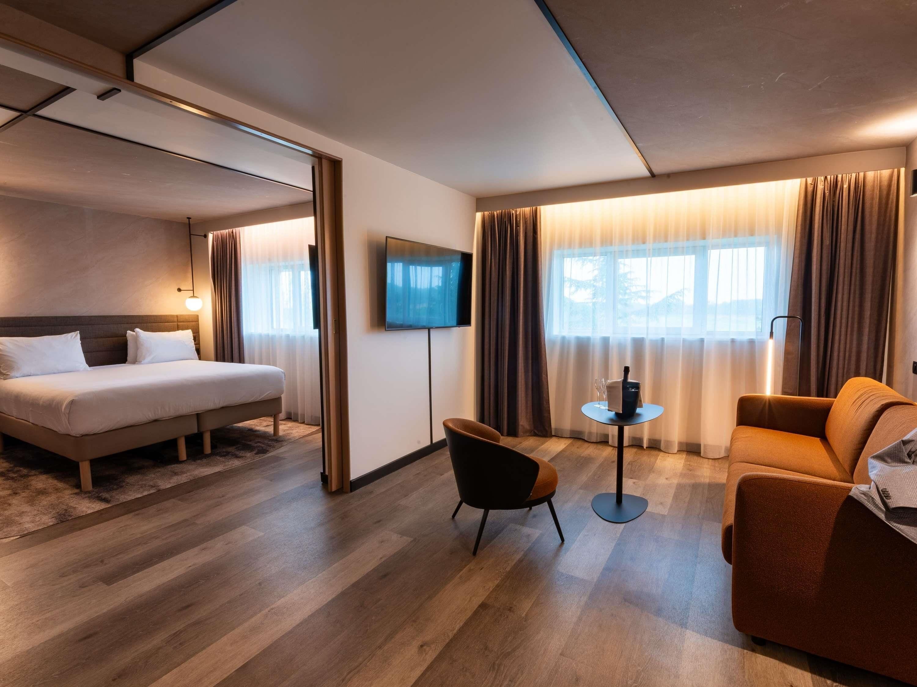 Suite, 1 Queen Bed with Sofa bed | Premium bedding, minibar, in-room safe, desk