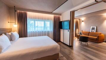 Suite, 1 Queen Bed with Sofa bed | Premium bedding, minibar, in-room safe, desk