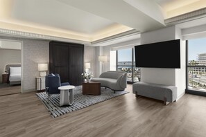 Signature-Suite, 1 King-Bett | Allergikerbettwaren, Zimmersafe, Schreibtisch, Bügeleisen/Bügelbrett