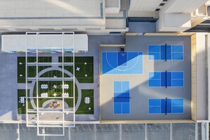 A rooftop with a basketball court, seating area, and a covered walkway. - Manchester Grand Hyatt San Diego (San Diego)