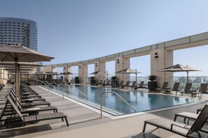Outdoor pool, cabanas (surcharge), sun loungers - Manchester Grand Hyatt San Diego (San Diego)