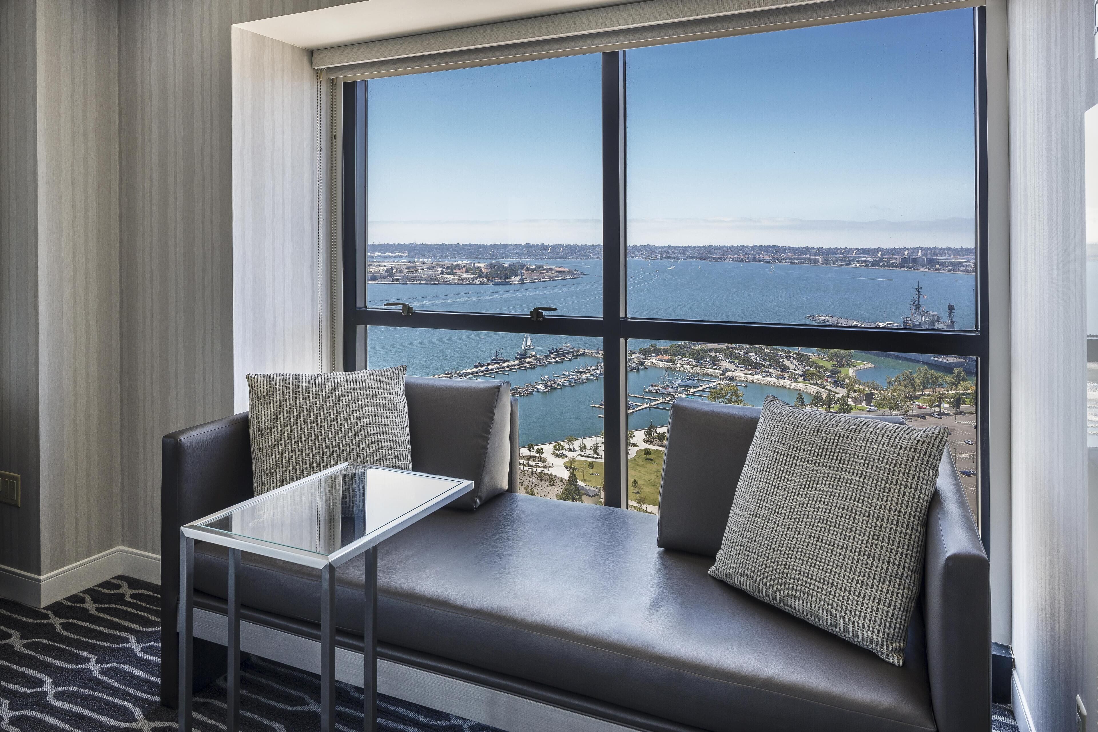 Ropa de cama hipoalergénica y caja de seguridad en la habitación 