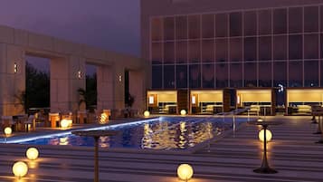 Utomhuspool, cabanor (tilläggsavgift) och solstolar