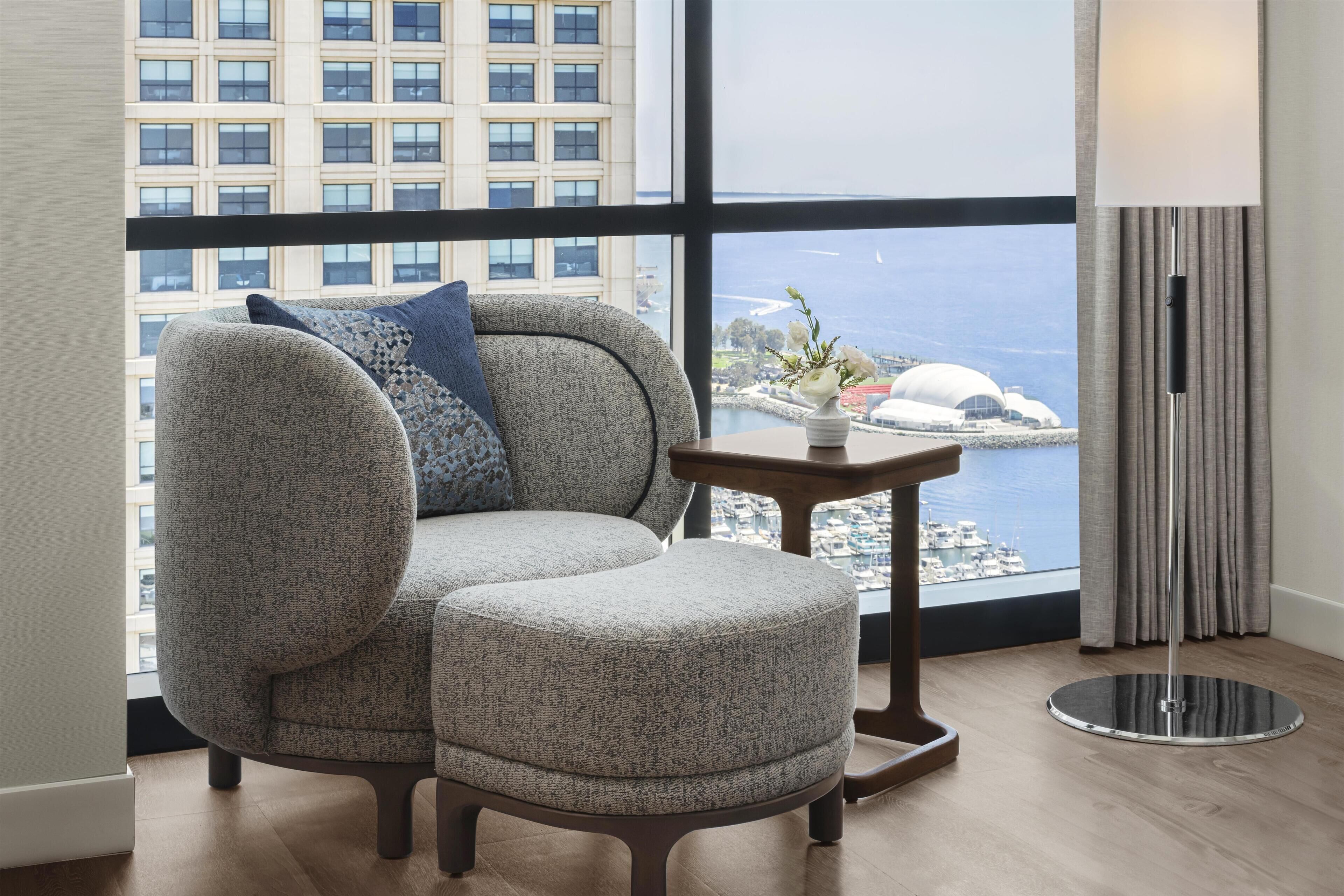 豪華客房, 2 張標準雙人床, 海灣景觀 | 低過敏寢具、客房內保險箱、書桌、熨斗/熨衣板