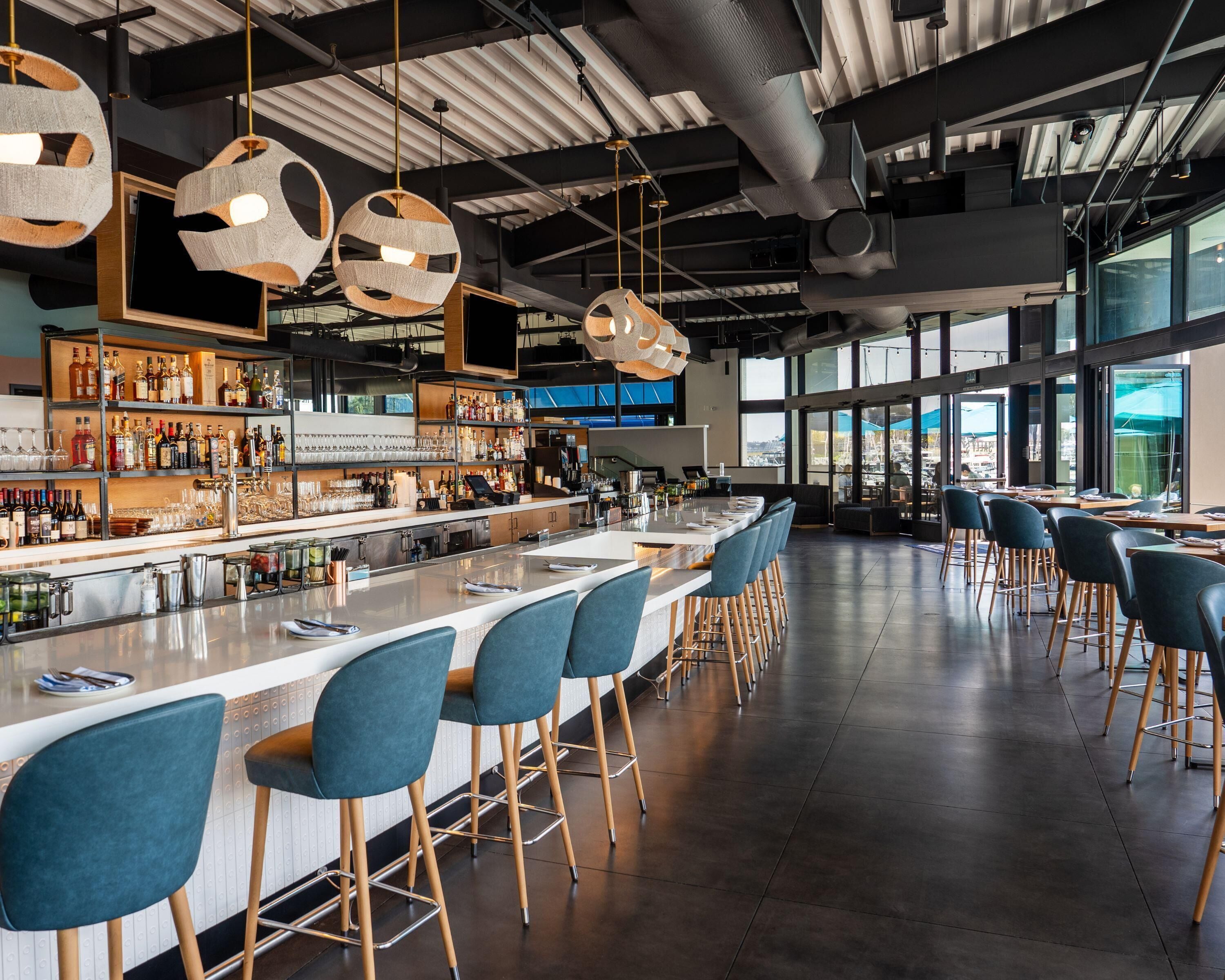 6 restaurants, breakfast, lunch, dinner served; seafood