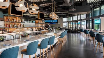 6 restaurants, breakfast, lunch, dinner served; seafood