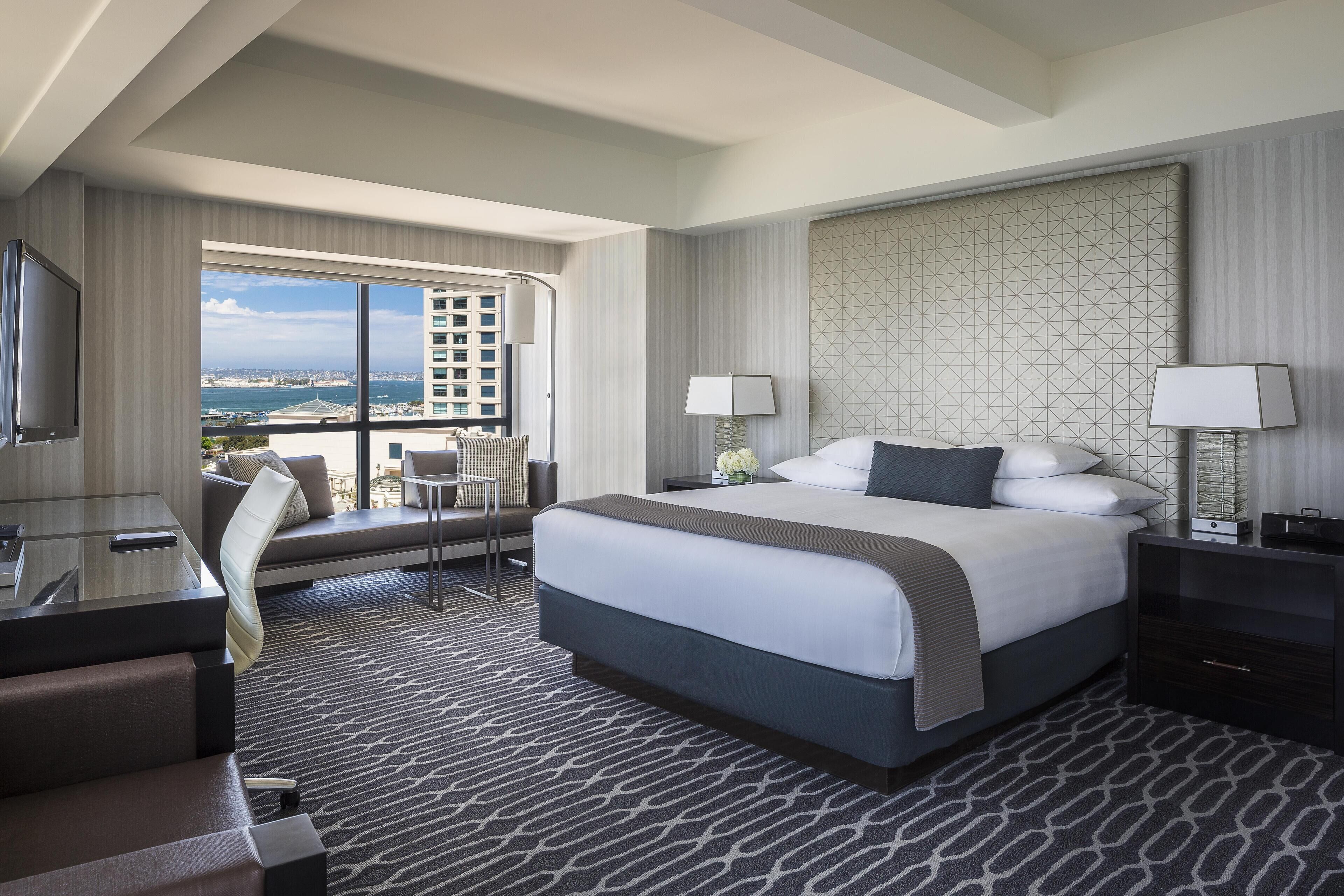 防敏寢具、房內夾萬、書桌、熨斗/熨衫板