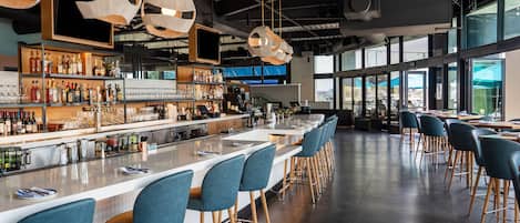 6 restaurants; breakfast, lunch, and dinner served