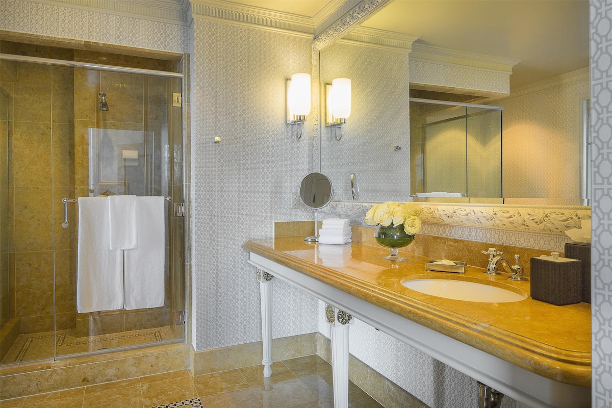 Suite (Penthouse) | Hypo-allergenic bedding, in-room safe, desk, iron/ironing board