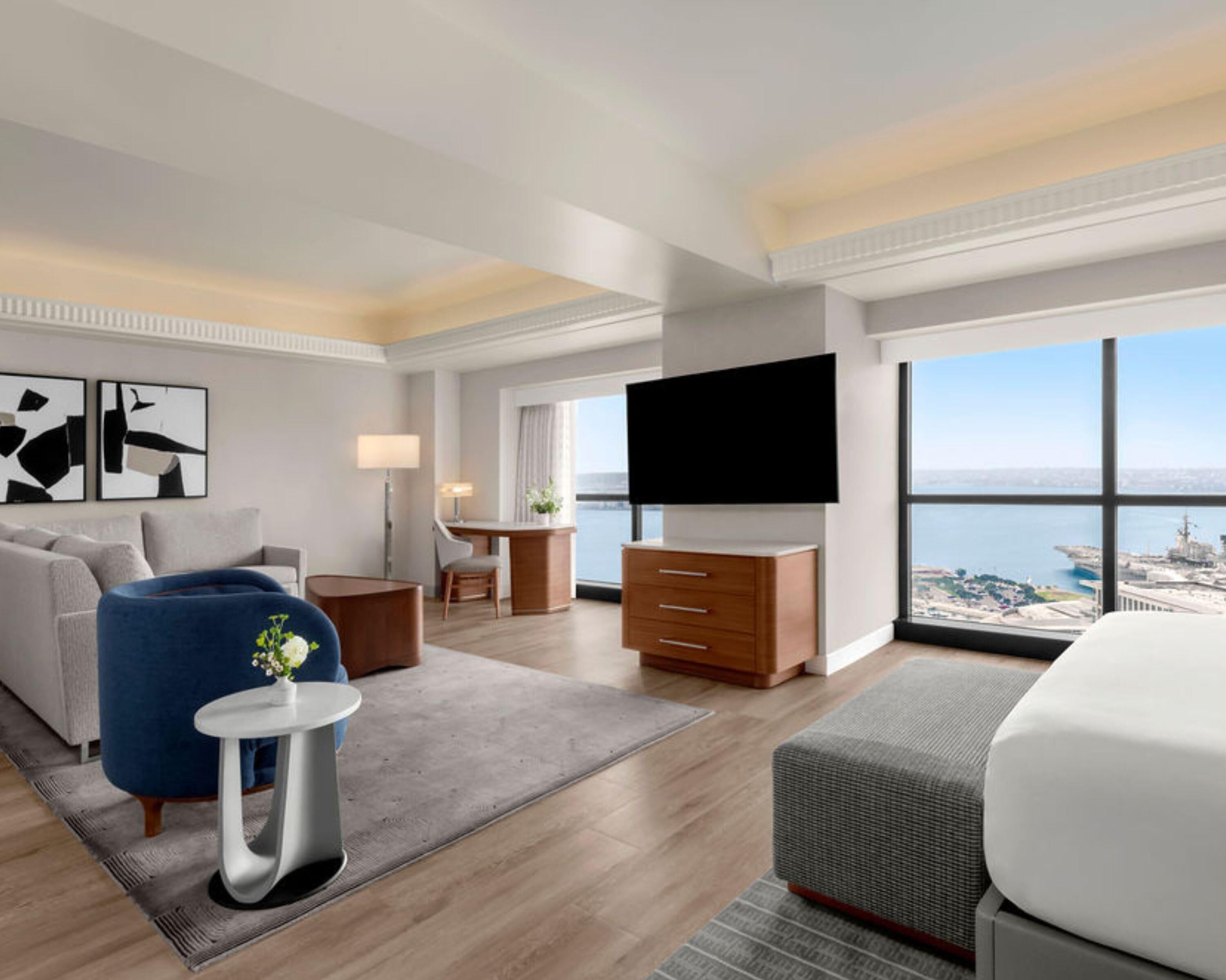 Studio – deluxe, 1 kingsize-seng | Allergitestet sengetøy, safe på rommet, skrivebord og strykejern/-brett