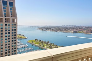 Korkea kerrostalo, jonka taustalla näkyy satama-alue ja silta.