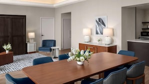 Une chambre d’hôtel comprenant un coin repas, une cuisine et une salle de bain.