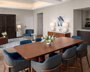 Een hotelkamer met een eethoek, keuken en badkamer.