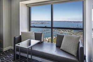 Hypo-allergenic bedding, in-room safe, desk, iron/ironing board - Manchester Grand Hyatt San Diego (San Diego)