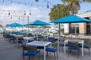 6 restaurantes; se sirve desayuno, almuerzo y cena; mariscos