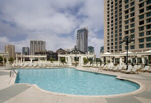 Outdoor pool, cabanas (surcharge), sun loungers - Manchester Grand Hyatt San Diego (San Diego)