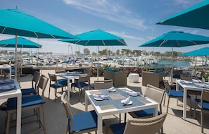 6 restaurants, breakfast, lunch, dinner served; seafood