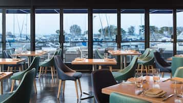 6 restaurantes, se sirven desayunos, comidas, cenas y mariscos