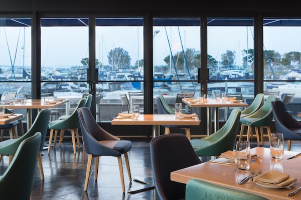 6 restaurants, breakfast, lunch, dinner served; seafood
