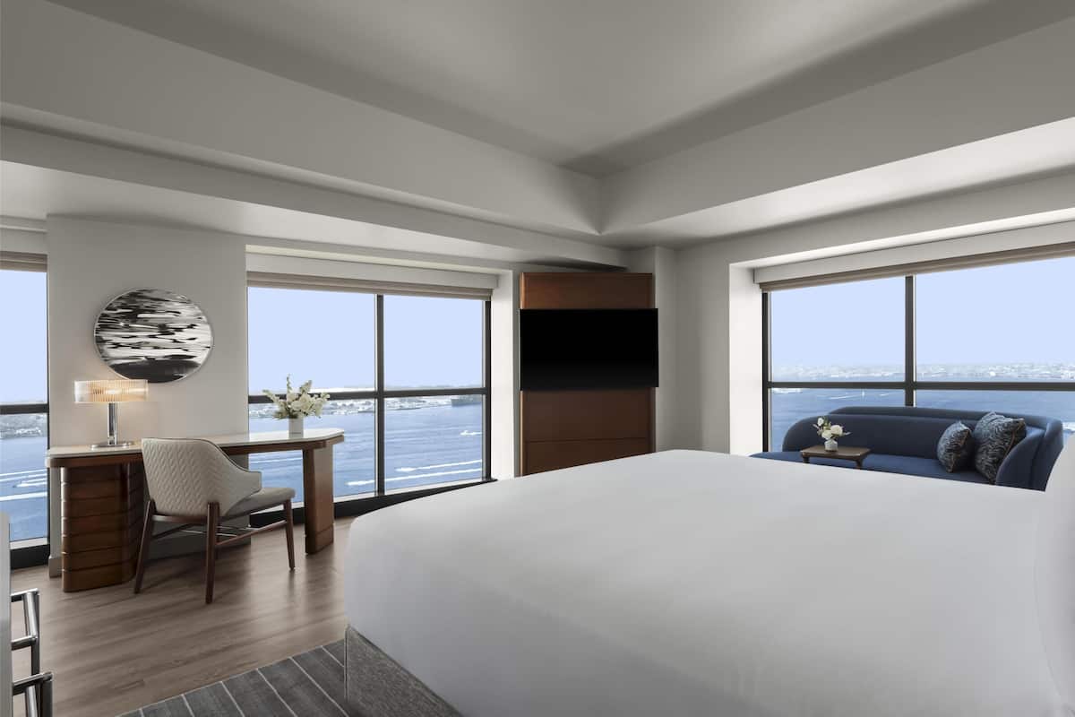 Deluxe Room, 1 King Bed, Corner | Hypo-allergenic bedding, in-room safe, desk, iron/ironing board