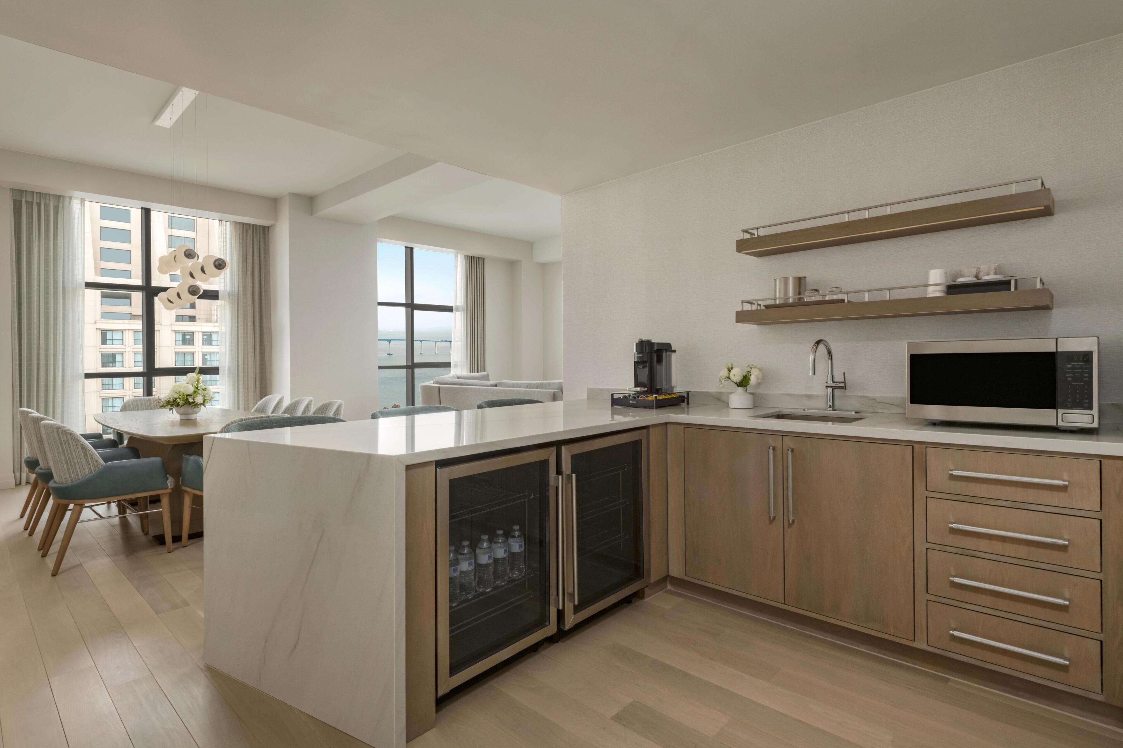 Suite (Penthouse) | Cocina privada | Cafetera o tetera, frigorífico y microondas (previa solicitud)