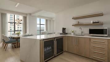 Suite (Penthouse) | Cocina privada | Cafetera o tetera, frigorífico y microondas (previa solicitud)