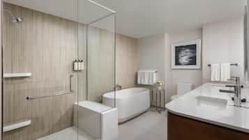 Presidential-Suite | Badezimmer | Duschwanne, Designer-Toilettenartikel, Haartrockner, Handtücher