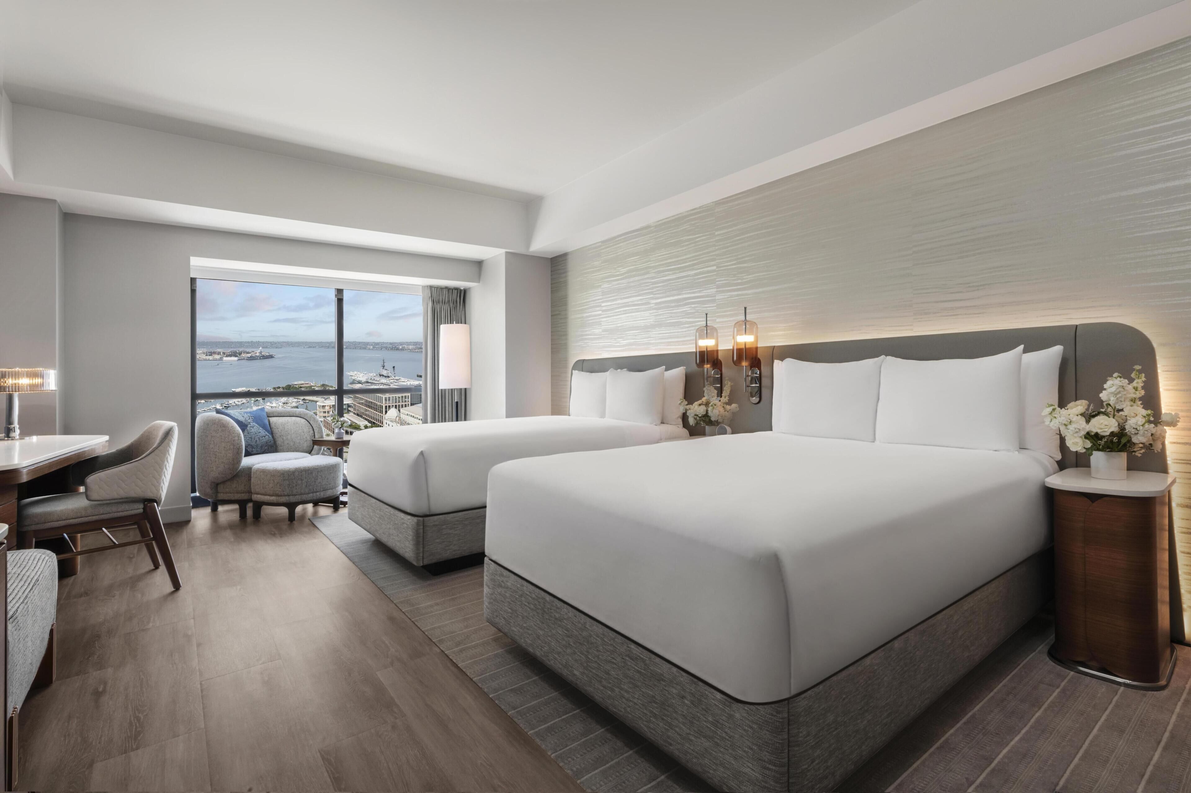 Rom – deluxe, 2 dobbeltsenger, utsikt mot bukt | Allergitestet sengetøy, safe på rommet, skrivebord og strykejern/-brett