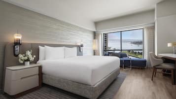 Hypo-allergenic bedding, down duvets, in-room safe, desk