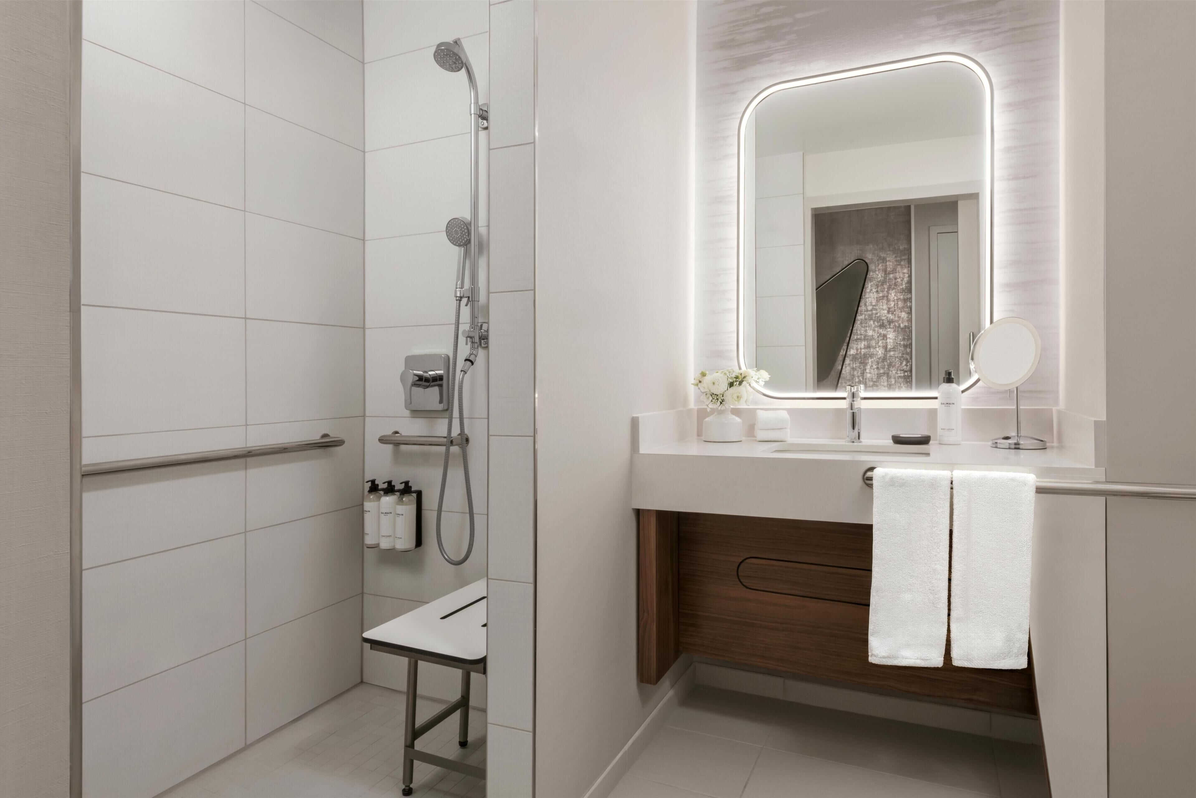 Duschwanne, Designer-Toilettenartikel, Haartrockner, Handtücher