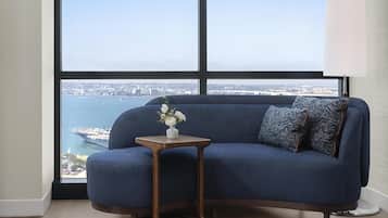 Deluxe Room, 1 King Bed, Corner | Hypo-allergenic bedding, in-room safe, desk, iron/ironing board