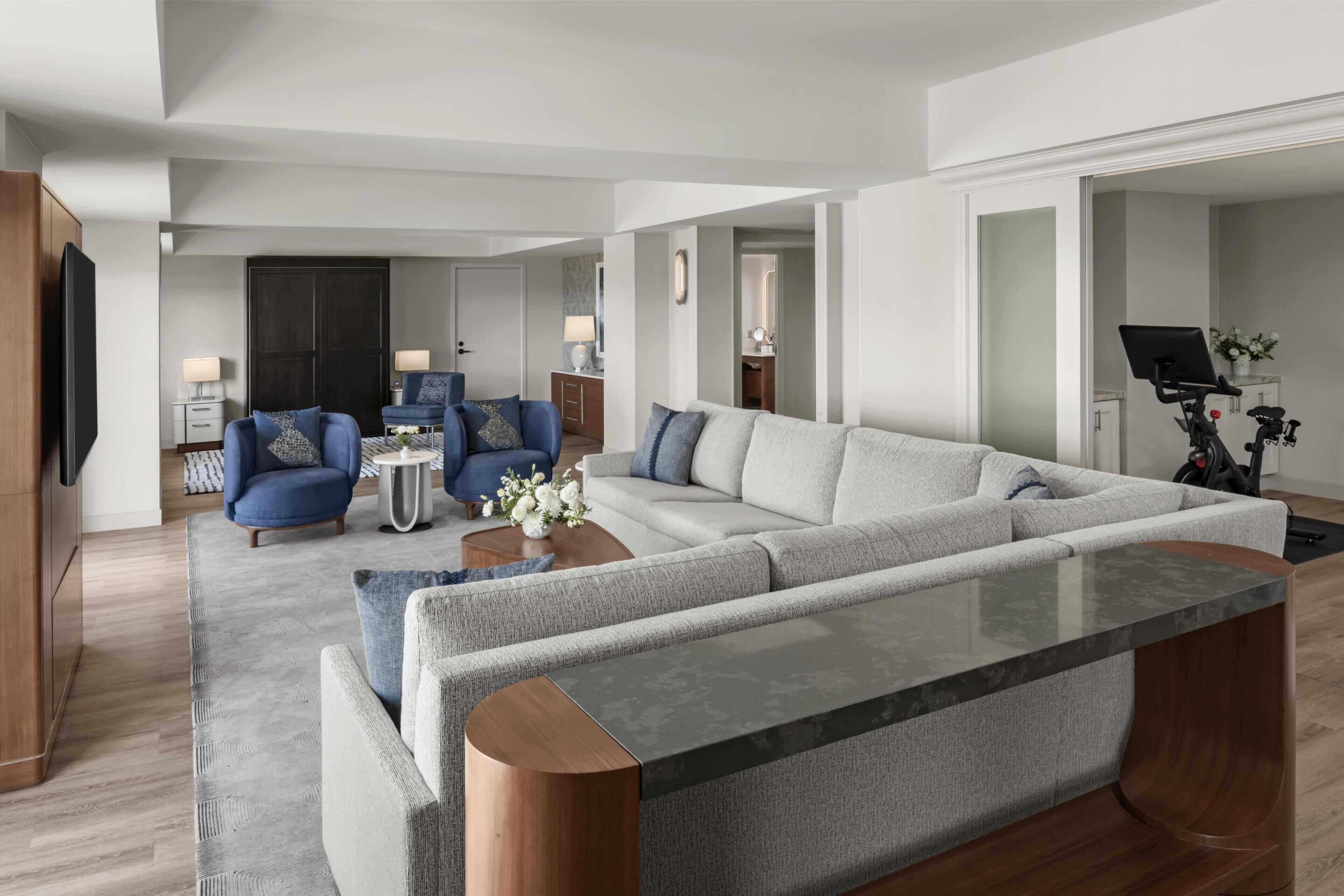 Suite (Hospitality) | Hypo-allergenic bedding, in-room safe, desk, iron/ironing board
