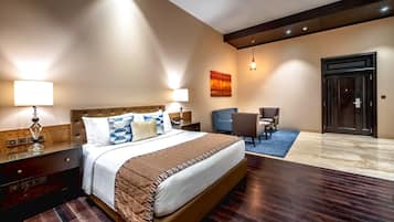 Premier suite | Luxe beddengoed, een minibar, een kluis op de kamer