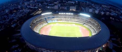 Un estadio grande con varios niveles de asientos y un campo central.