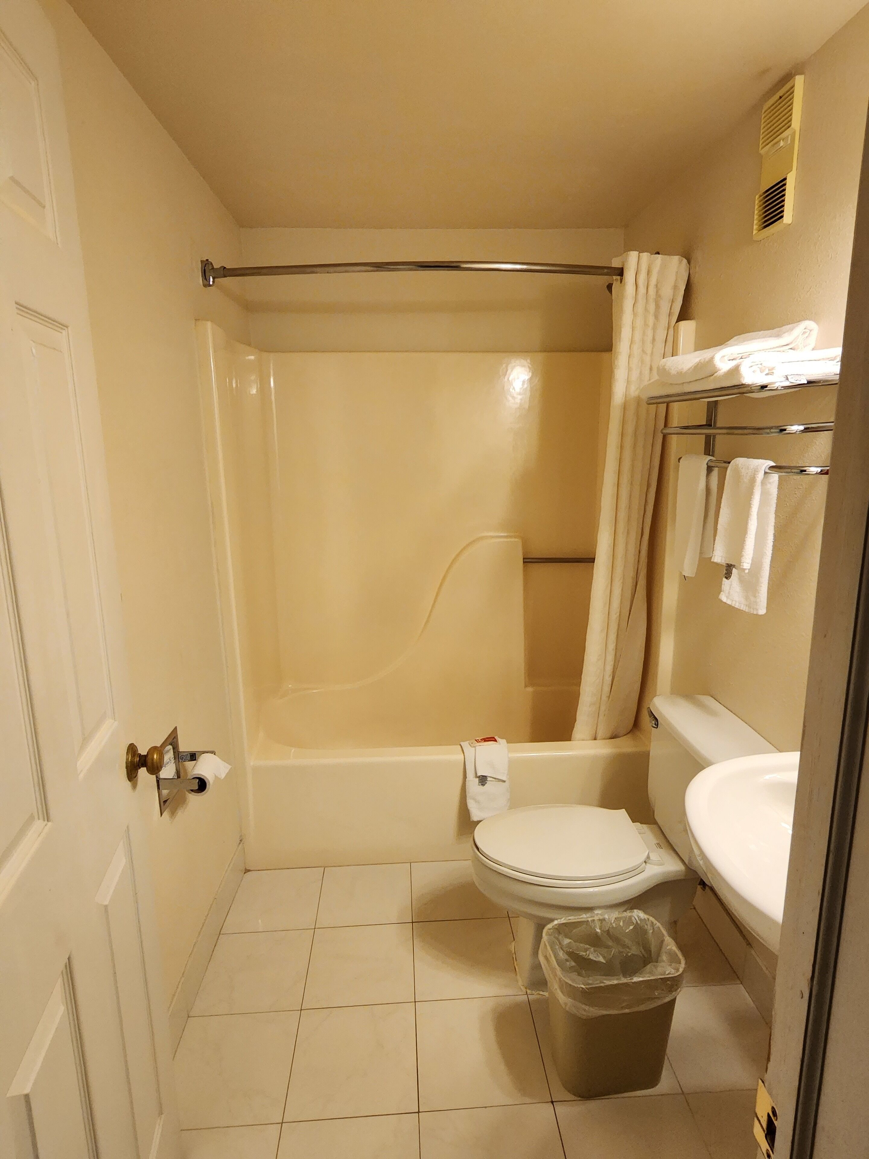 combined shower/bathtub, hair dryer, towels