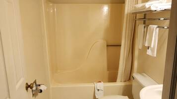 Tina con regadera, secadora de cabello, toallas