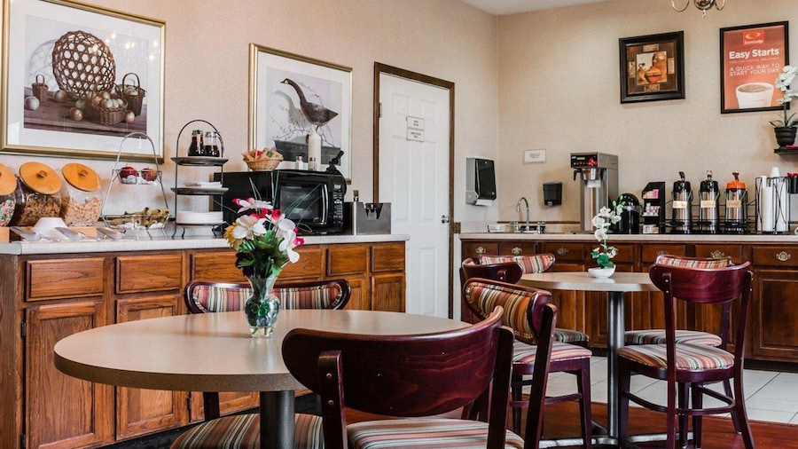 Econo Lodge & Suites Grand Rapids Airport