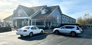 Exterior - Econo Lodge & Suites Grand Rapids Airport (Grand Rapids)