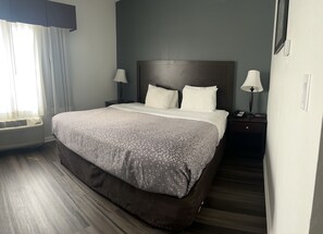 Caixa forta a l'habitació, escriptori i planxa i posts de planxar 