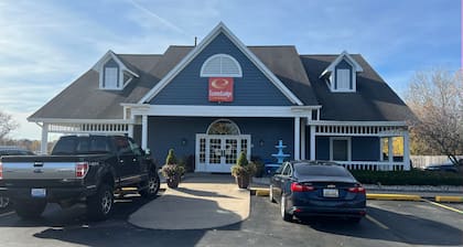 Econo Lodge & Suites