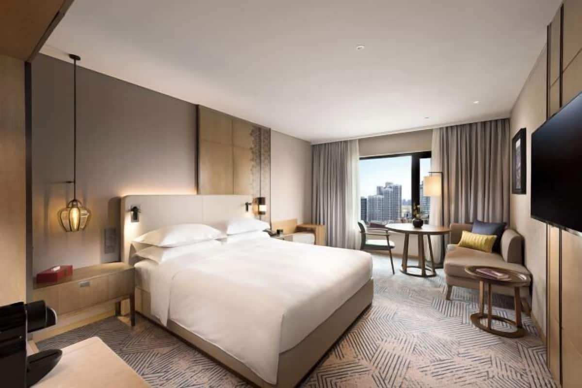 Premium bedding, down duvets, minibar, in-room safe